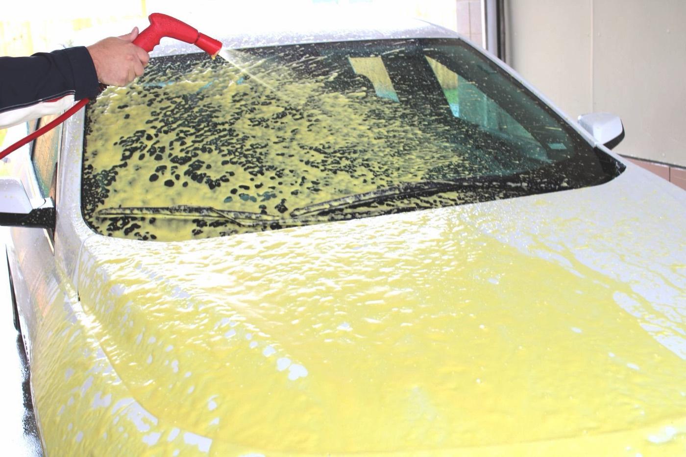 Low-pressure foam application at a self-serve bay